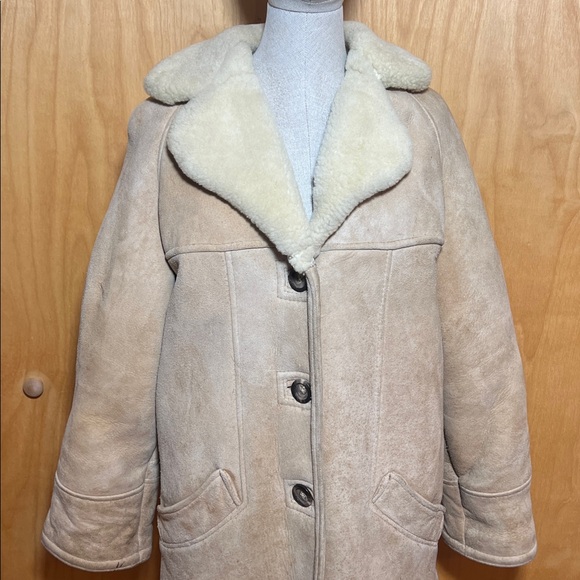 Vintage sheepskin coat with Button Closure - Picture 3 of 12